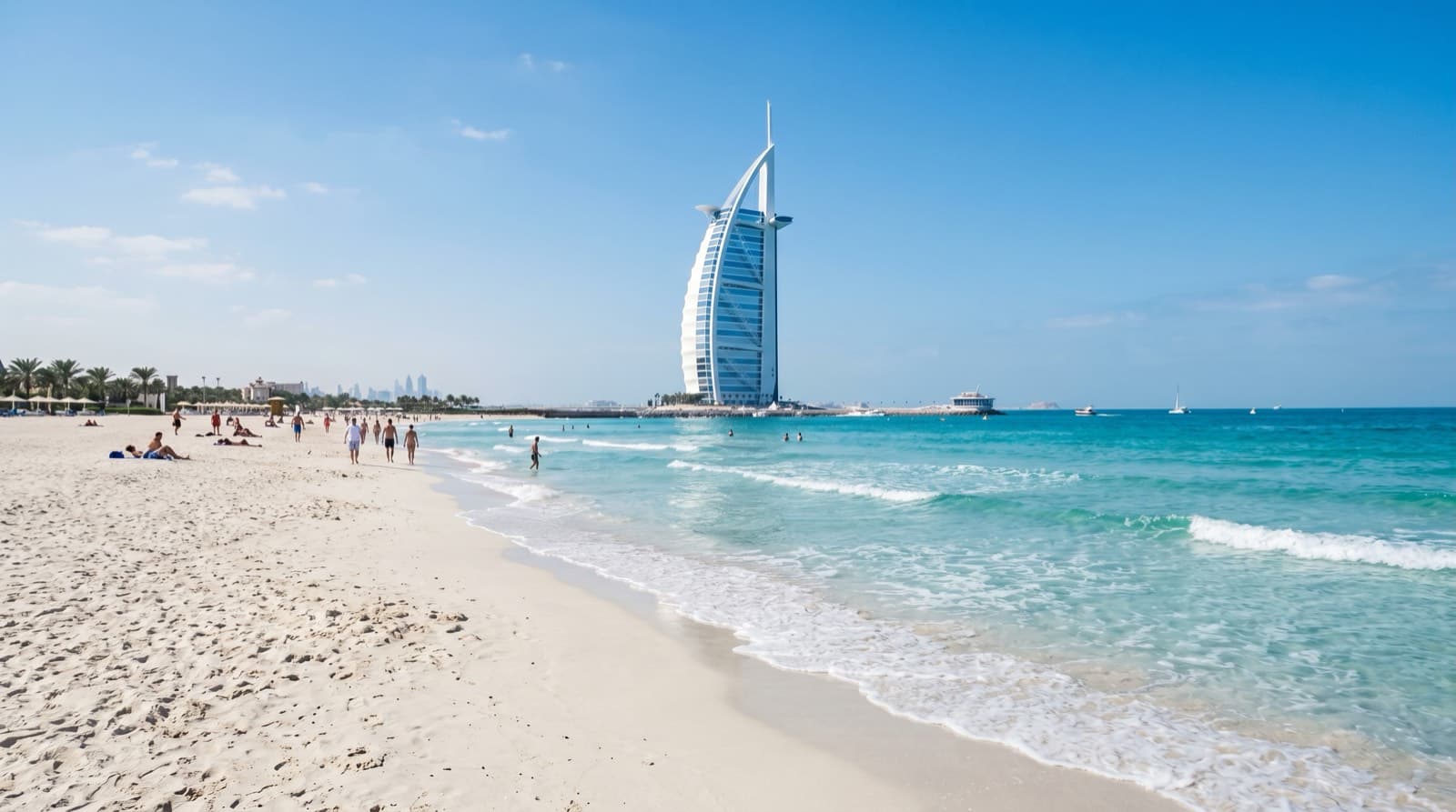 Jumeirah Public Beach v Dubaji s výhledem na hotel Burj Al Arab