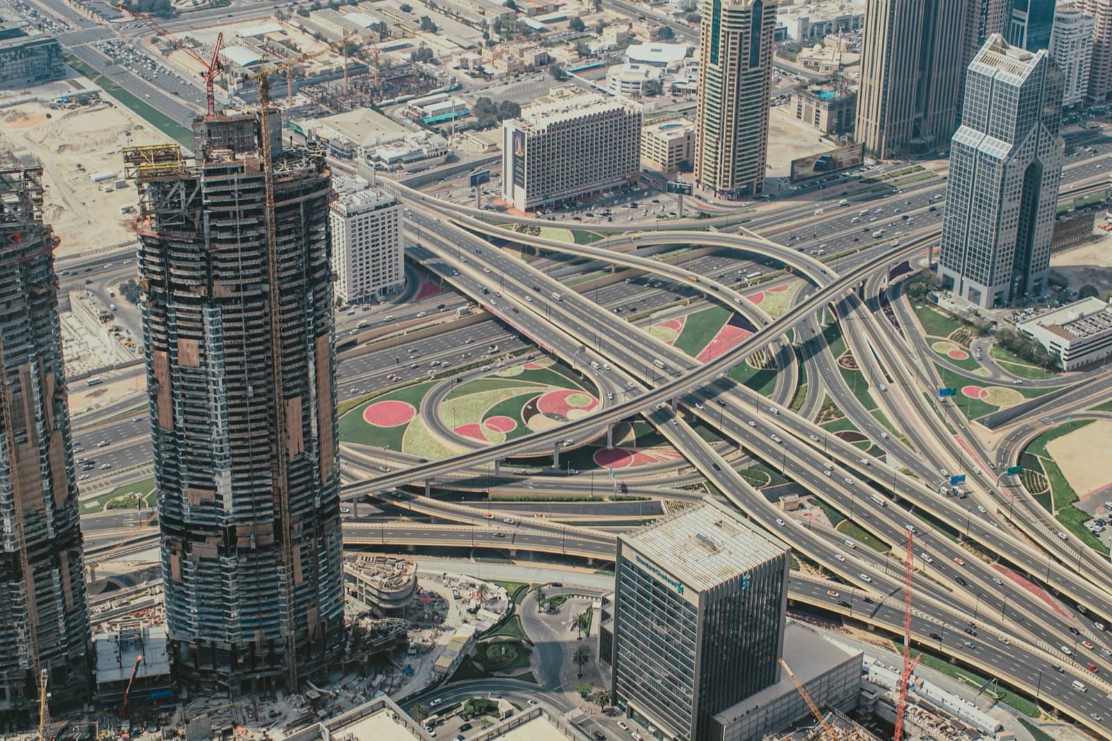 Letecký pohled na křižovatky a dálniční systém v centru Dubaje u Burj Khalify