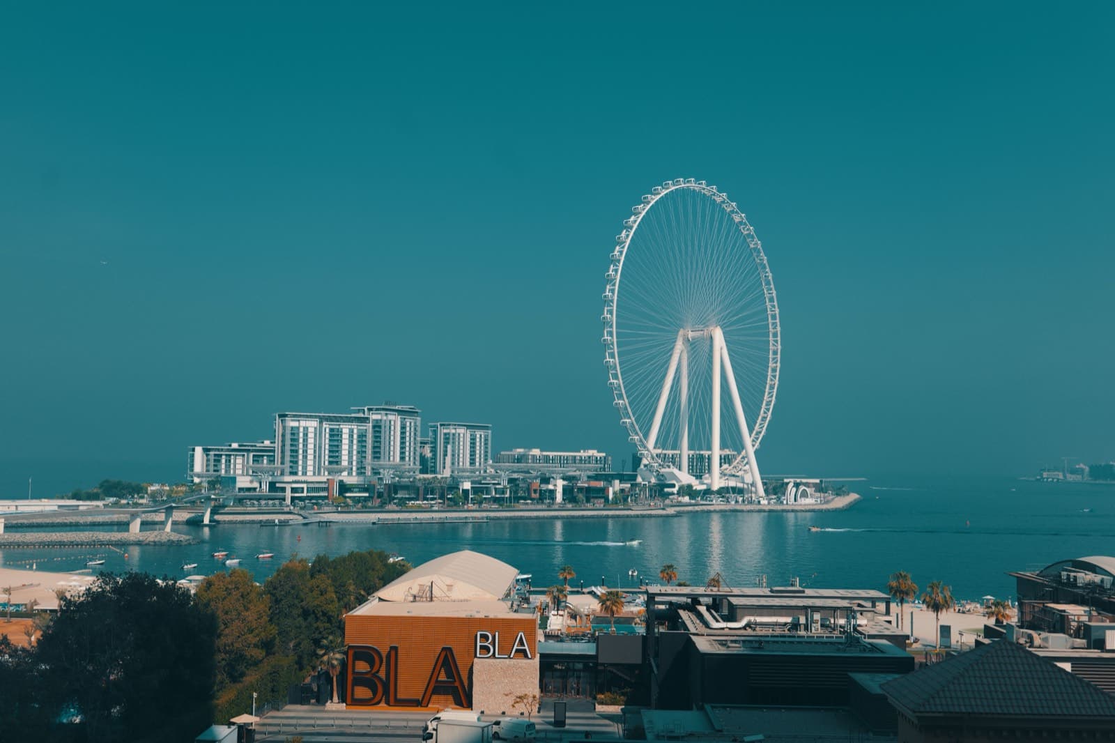 Beach club Bla Bla Dubai na pláži JBR s bazény a lehátky