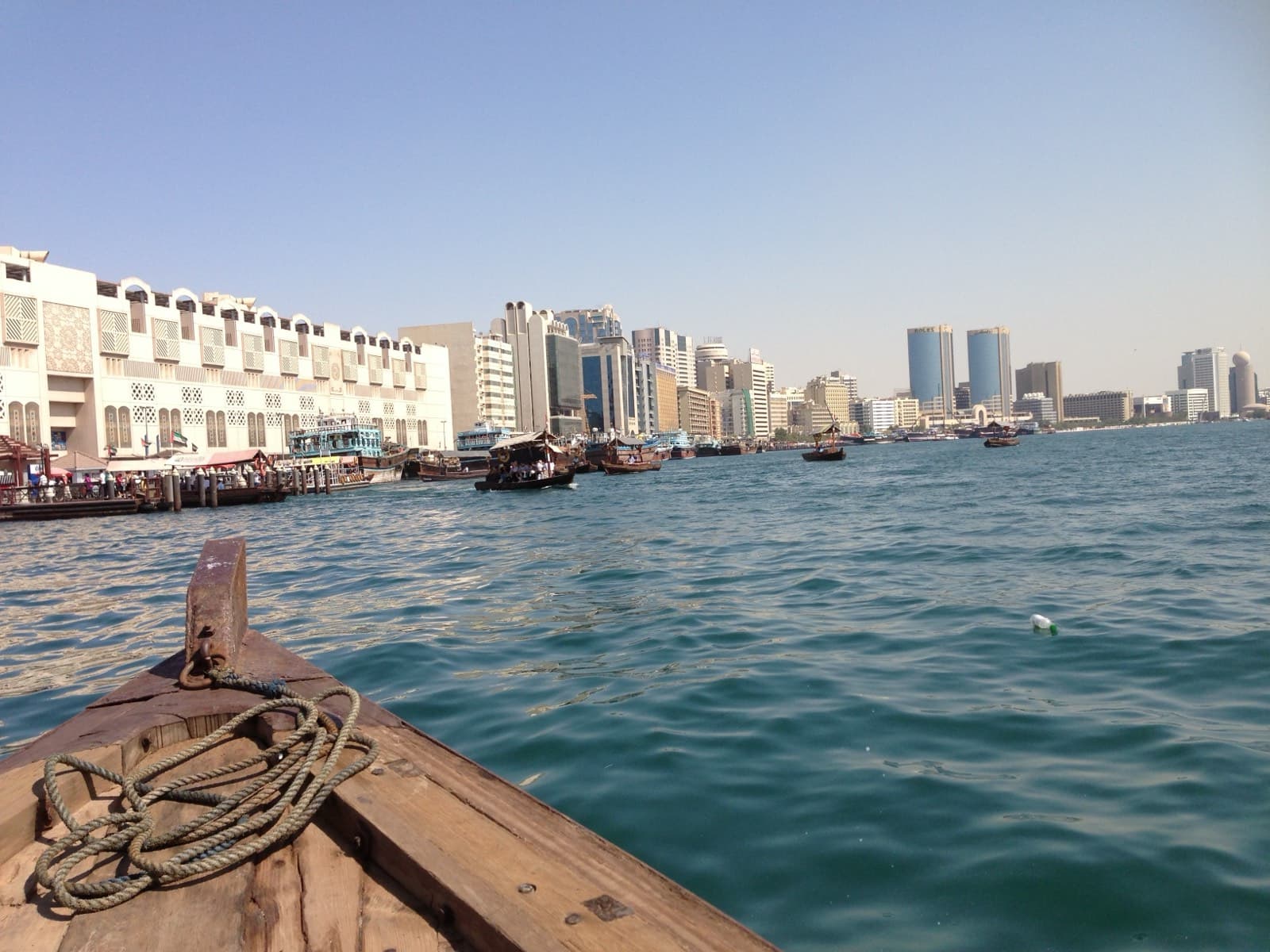 Pohled z tradiční lodi abra na Dubai Creek a budovy čtvrti Deira