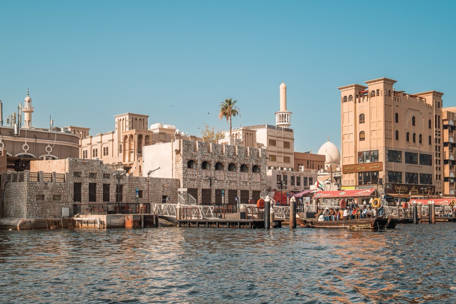 Tradiční čtvrť Deira u Dubai Creek s loděmi a trhy
