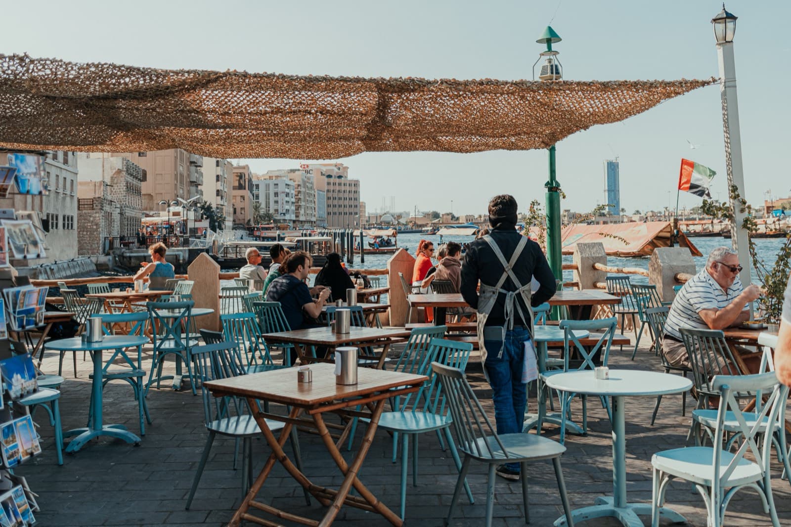Tradiční dřevěné lodě na Dubai Creek se starší zástavbou v pozadí