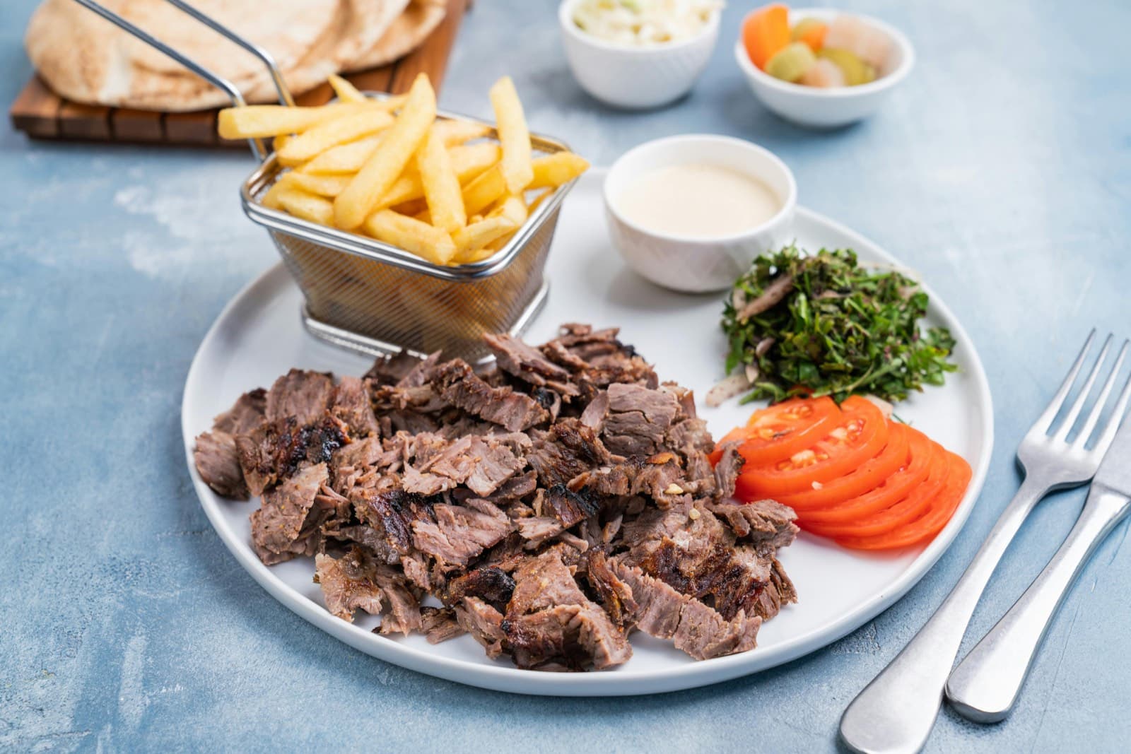 Tradiční arabské pokrmy - hummus, falafel, grilované maso a čerstvý chléb