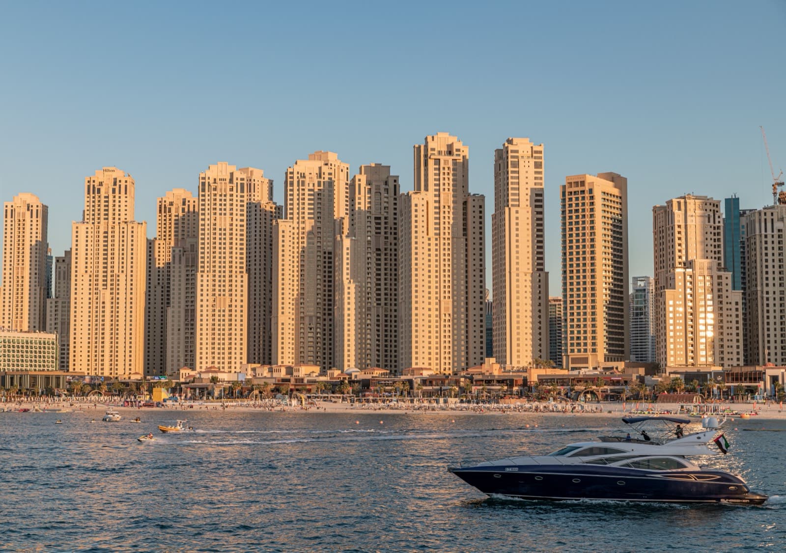 Pláž JBR Beach s mrakodrapy Jumeirah Beach Residence v pozadí