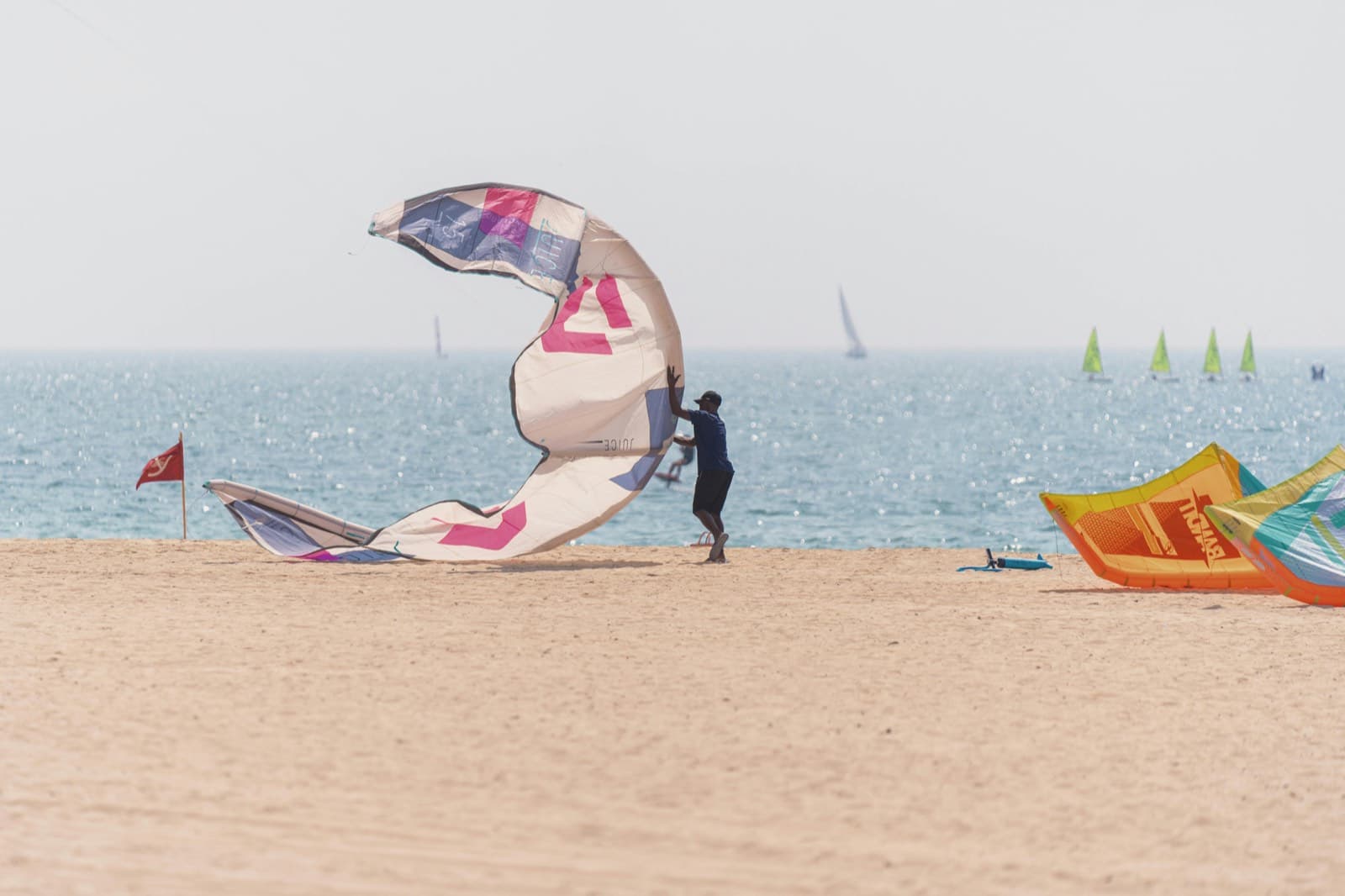Kite Beach v Dubaji - dlouhá písečná pláž s promenádou a výhledem na Burj Al Arab