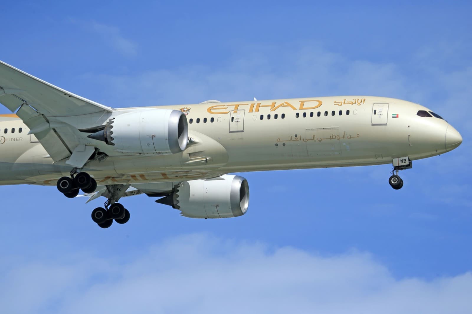 Letadlo společnosti Etihad Airways za letu - lety do Abu Dhabi mohou vyjít výrazně levněji než přímé lety do Dubaje