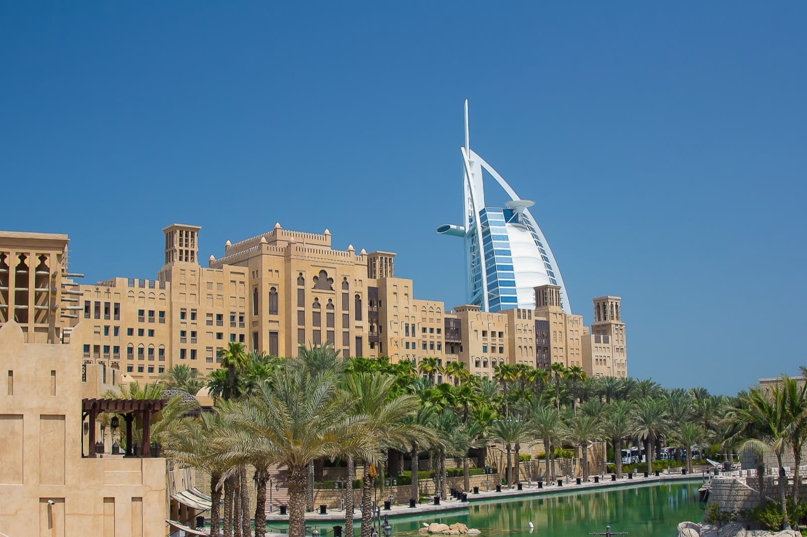Madinat Jumeirah s palmami a hotelem Burj Al Arab v pozadí