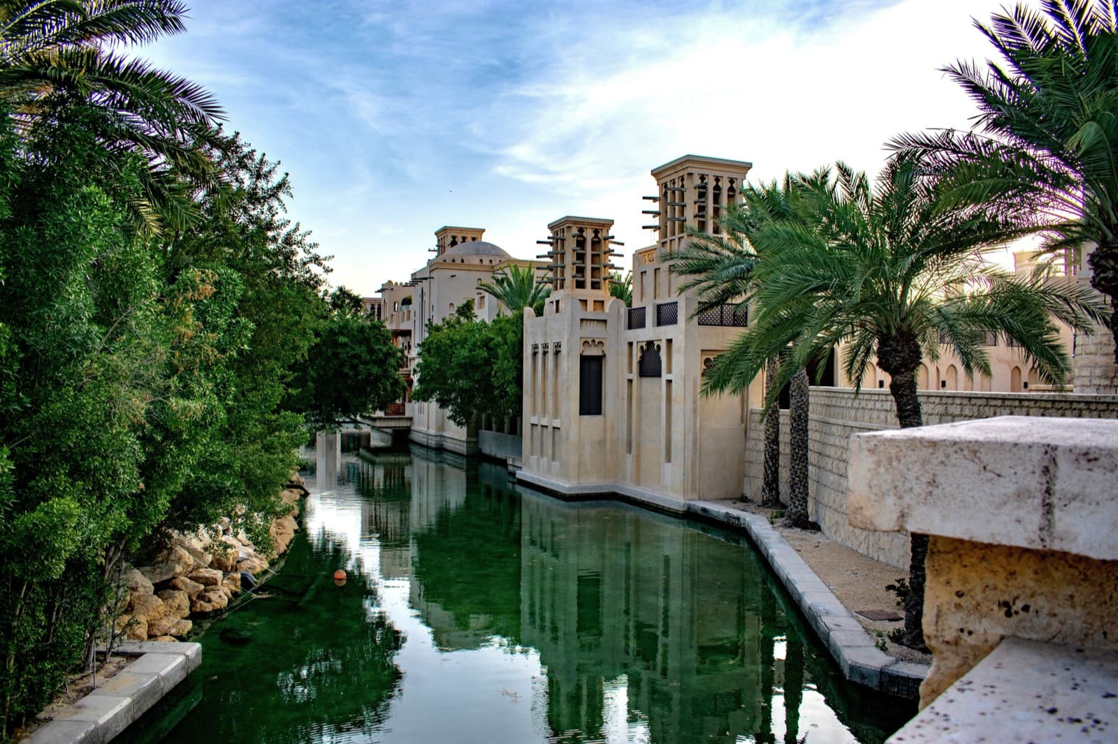 Madinat Jumeirah - tradičně laděná architektura s vodními kanály a výhledem na Burj Al Arab