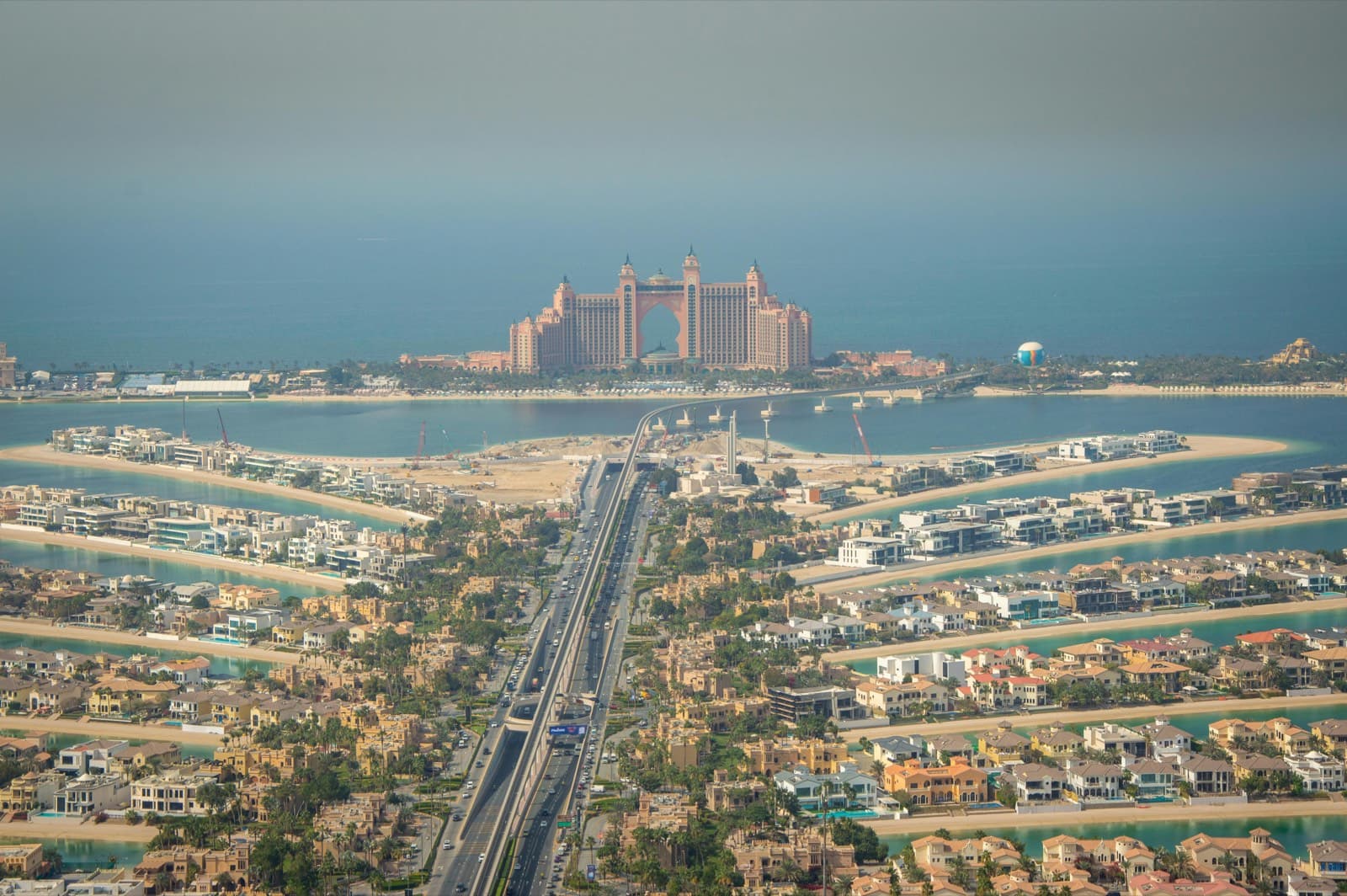 Letecký pohled na umělý ostrov Palm Jumeirah ve tvaru palmy